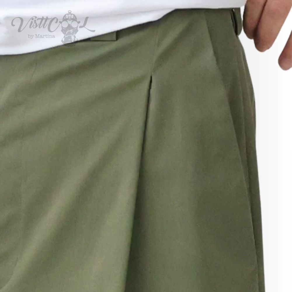 Primer plano del detalle del pliegue frontal, el bolsillo italiano y el tejido verde oliva de las bermudas unisex Shaka de estilo japonés.