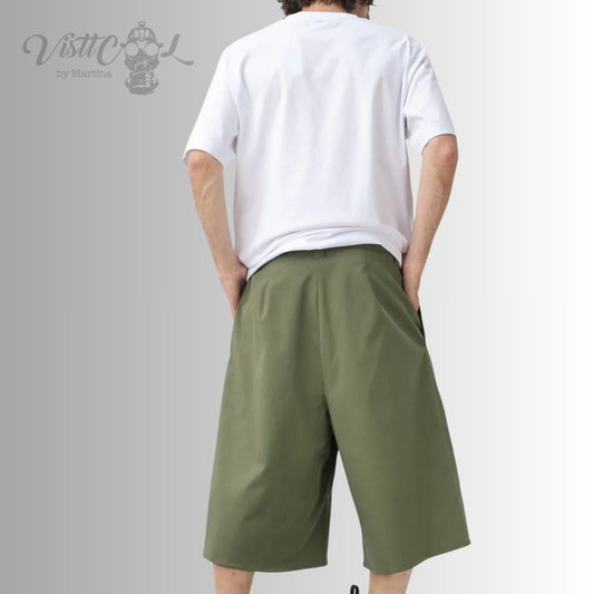 Vista trasera de un modelo vistiendo las bermudas Hakama Shaka en color verde oliva, mostrando su corte ancho y fluido por debajo de la rodilla.
