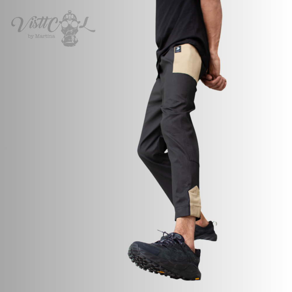 Vista en movimiento de perfil que muestra el ajuste ceñido al tobillo gracias a los imanes ergonómicos del pantalón negro urbano.