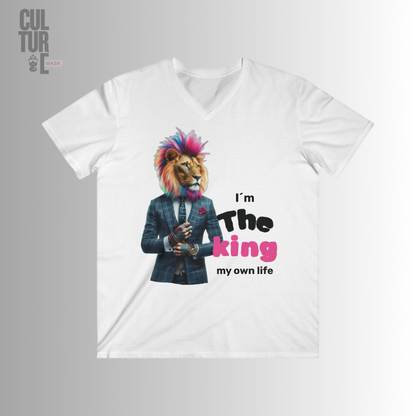 Culture Mask - Camiseta "The King of My Own Life" V-Neck | León Estilo Urbano Premium