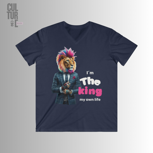 Culture Mask - Camiseta "The King of My Own Life" V-Neck | León Estilo Urbano Premium