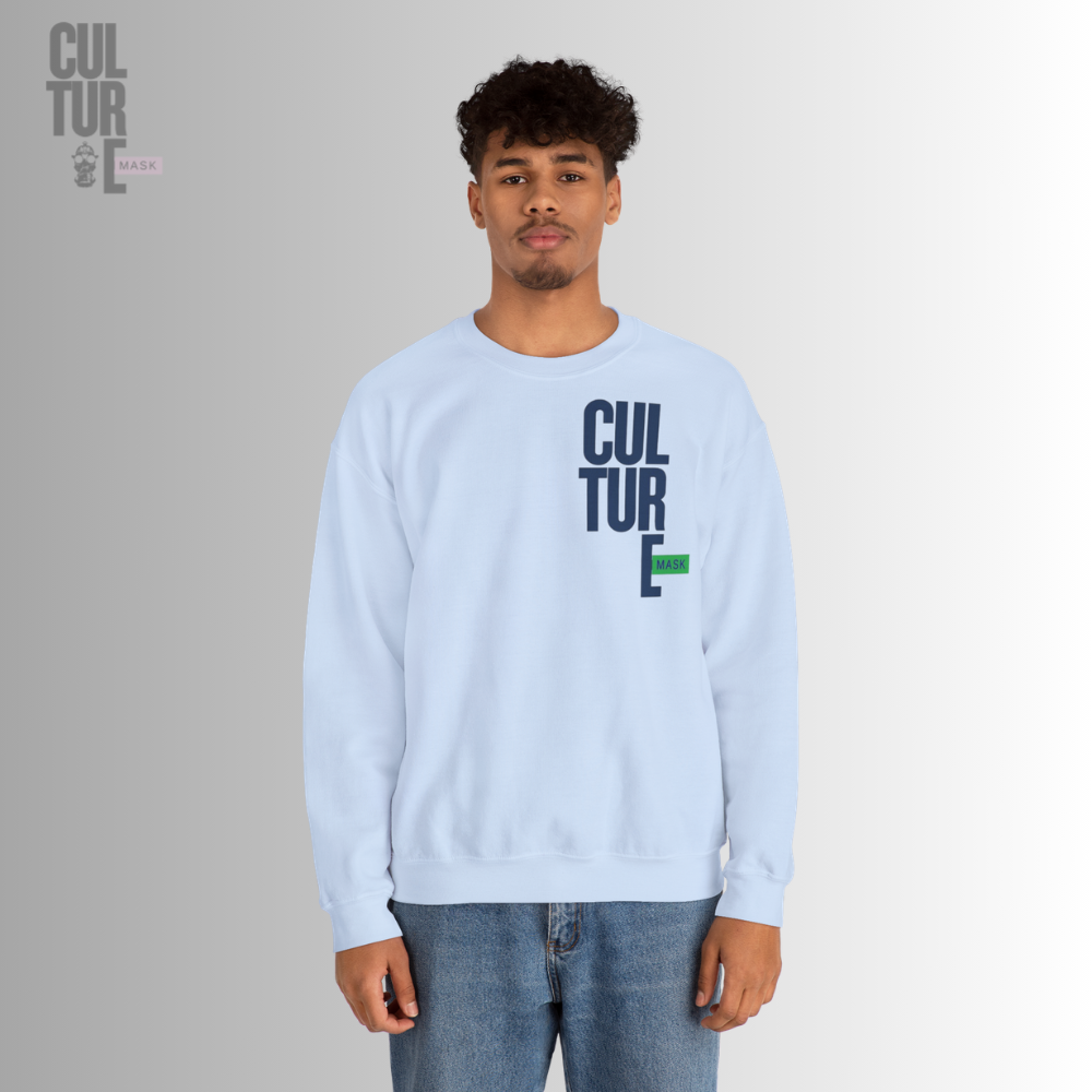 modelo-sudadera-unisex-azul-culture-mask.jpg -> Foto de calle con el modelo vistiendo la sudadera azul claro para ver como queda puesta.