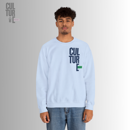 modelo-sudadera-unisex-azul-culture-mask.jpg -> Foto de calle con el modelo vistiendo la sudadera azul claro para ver como queda puesta.